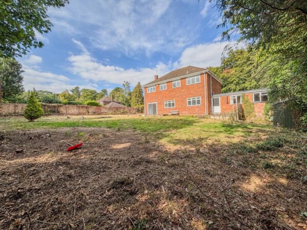 5 Bedroom House To Let - HP11