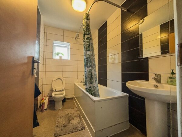 Double Room To Let - HP12