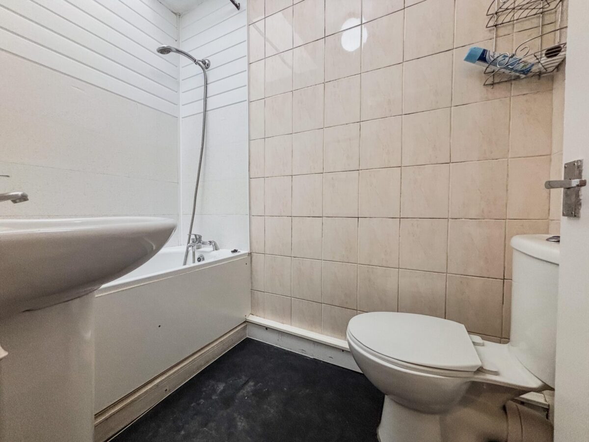 2 Bedroom Flat To Let - HP11