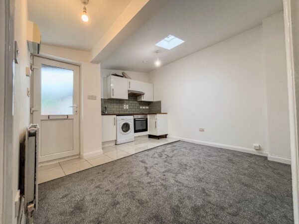 2 Bedroom Flat To Let - HP11