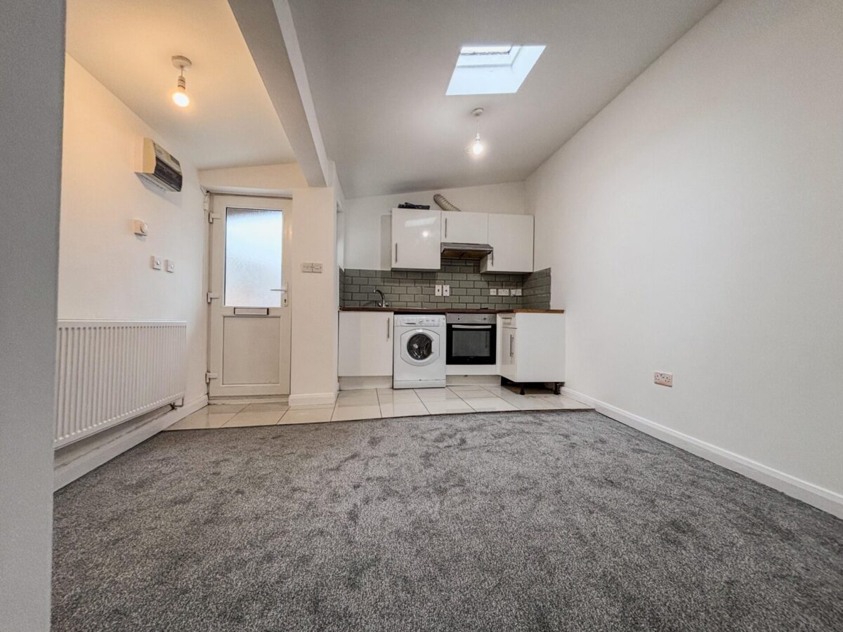2 Bedroom Flat To Let - HP11