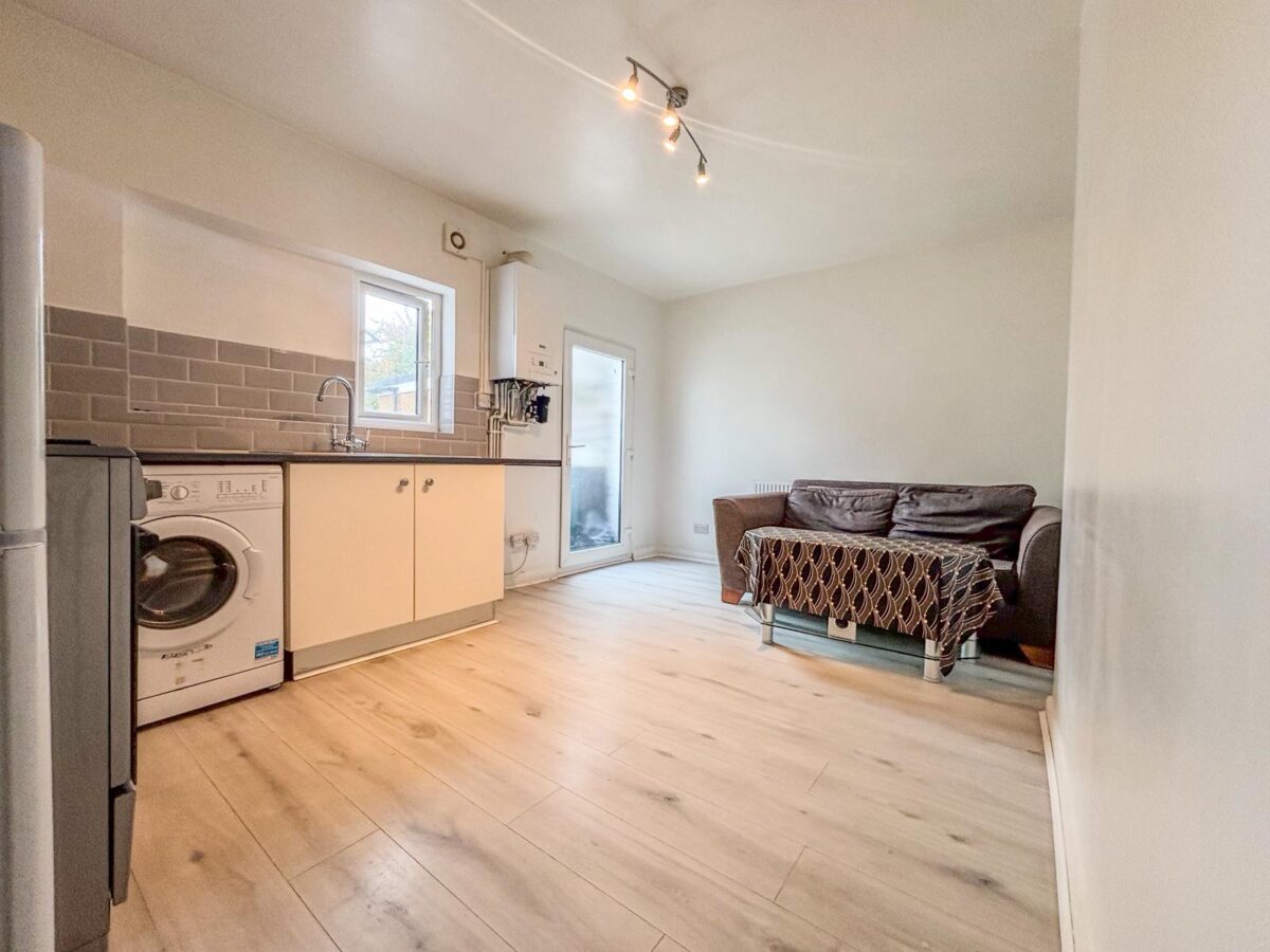 1 Bedroom Flat To Let - HP11