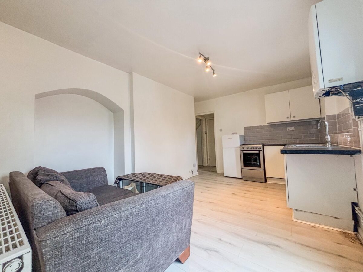 1 Bedroom Flat To Let - HP11