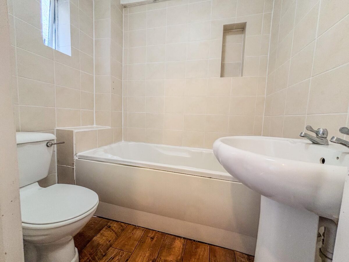 1 Bedroom Flat To Let - HP11