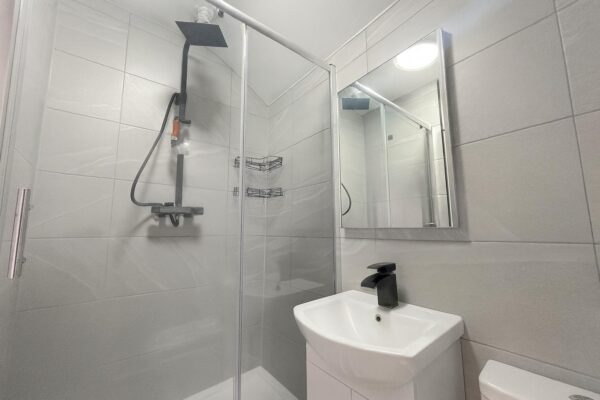 1 Bedroom Flat To Let - HP11