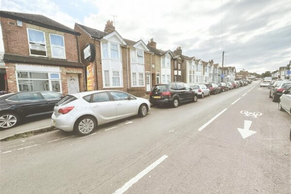 2 Bedroom Flat To Let - HP12