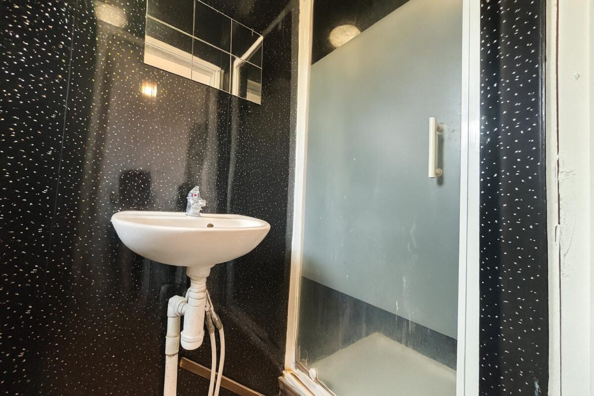 2 Bedroom Flat To Let - HP12