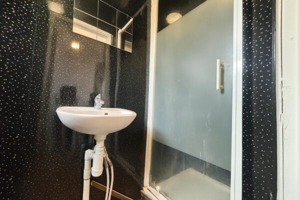 2 Bedroom Flat To Let - HP12