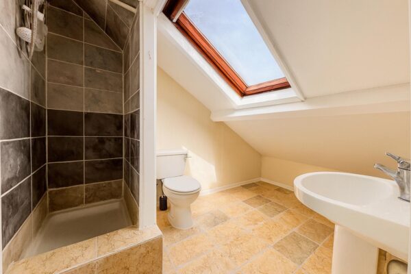 5 Bedroom House To Let - HP13