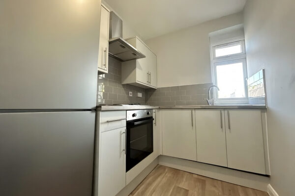 Large Furnished Room To Let - HP11