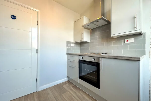 Large Furnished Room To Let - HP11