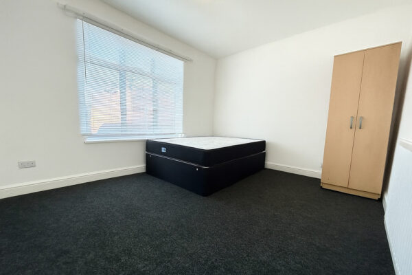 Large Furnished Room To Let - HP11