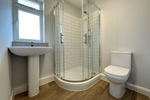 Large Furnished Room To Let - HP11