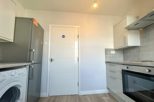 Large Furnished Room To Let - HP11