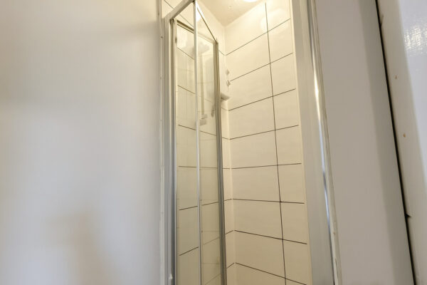 Large Furnished Room To Let - HP11