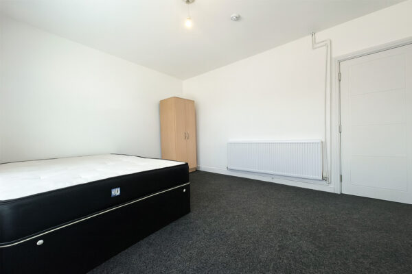 Large Furnished Room To Let - HP11