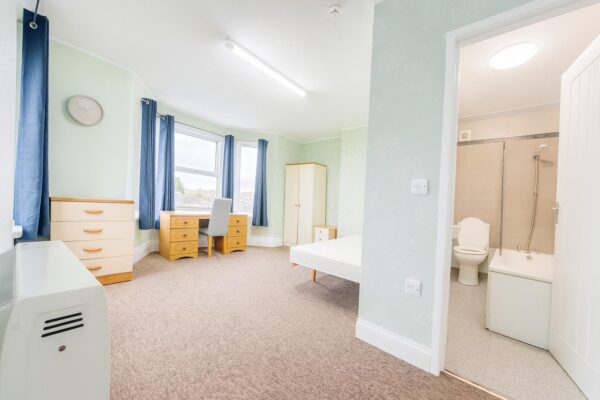 En-Suite Room To Let - HP11