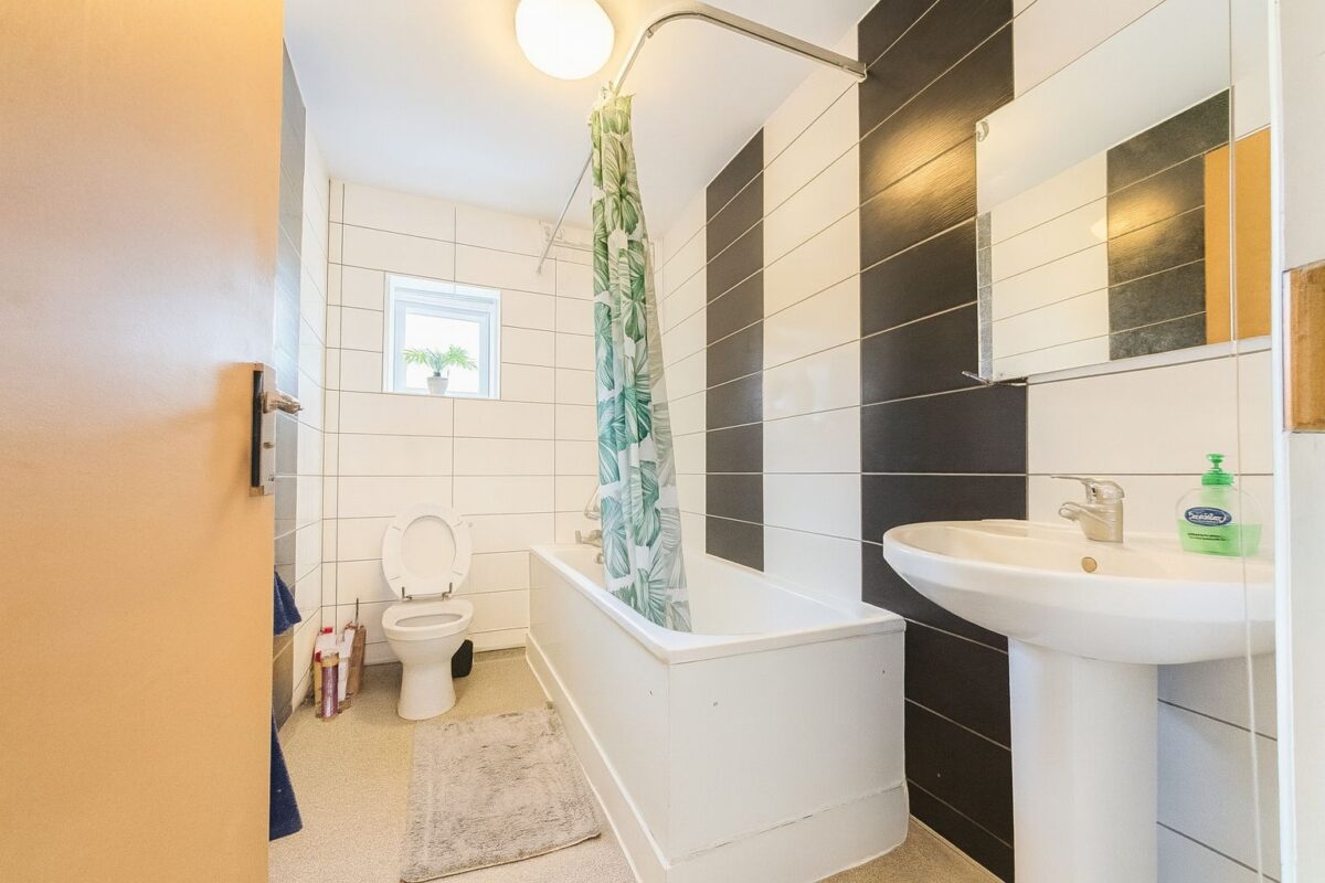 Double Room To Let - HP12