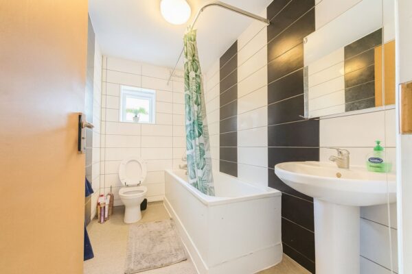 Double Room To Let - HP12