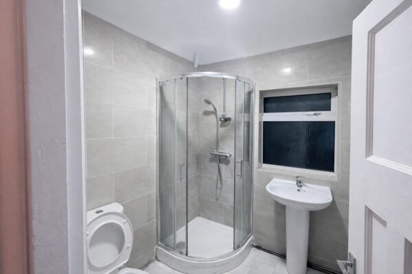 3 Bedroom House To Let - B69