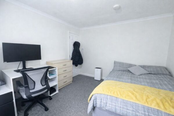 4 Bedroom Student House To Let - HP13