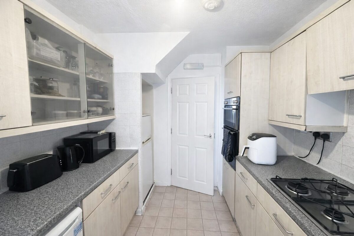 4 Bedroom Student House To Let - HP13