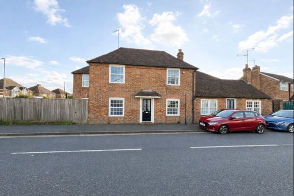 2 Bedroom Flat To Let - HP11