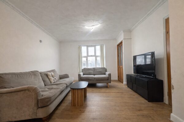 4 Bedroom House To Let - HP11