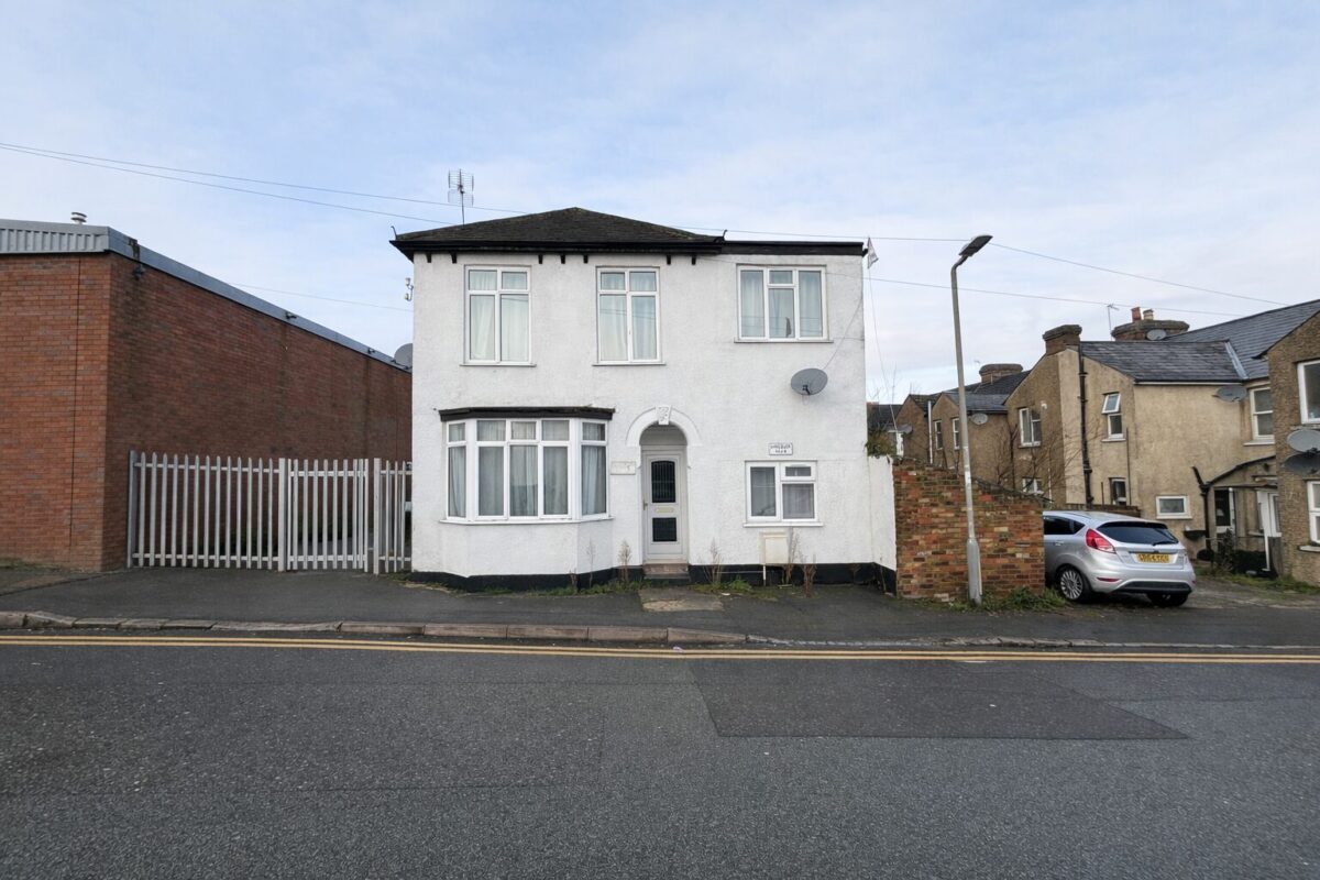 Furnished Double Room To Let - HP11