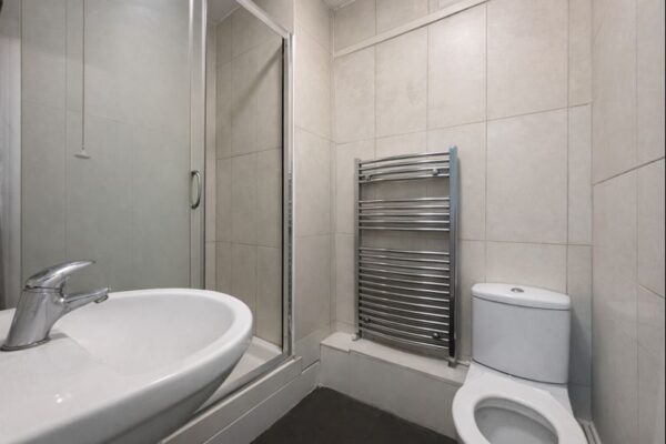 Furnished Double Room To Let - HP11