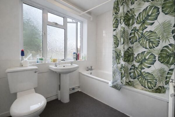 Furnished Double Room To Let - HP11