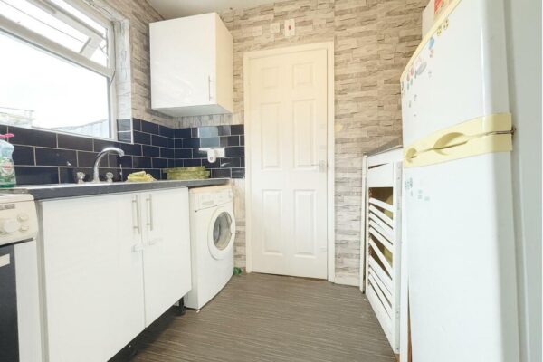 2 Bedroom Flat For Sale - HP12