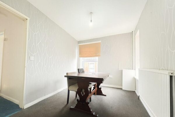 2 Bedroom Flat For Sale - HP12