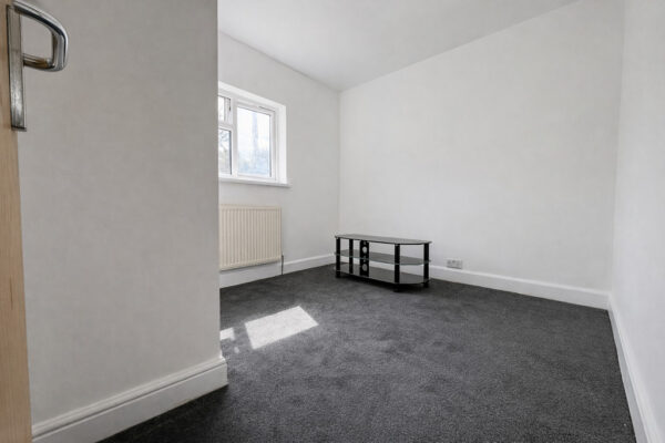 3 Bedroom Flat To Let - HP11