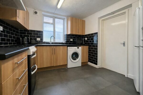 Furnished Double Room To Let - HP11