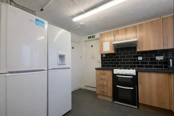 Furnished Double Room To Let - HP11