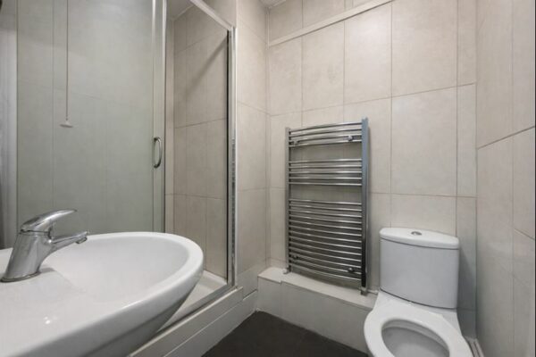 Furnished Double Room To Let - HP11