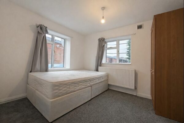 Furnished Double Room To Let - HP11