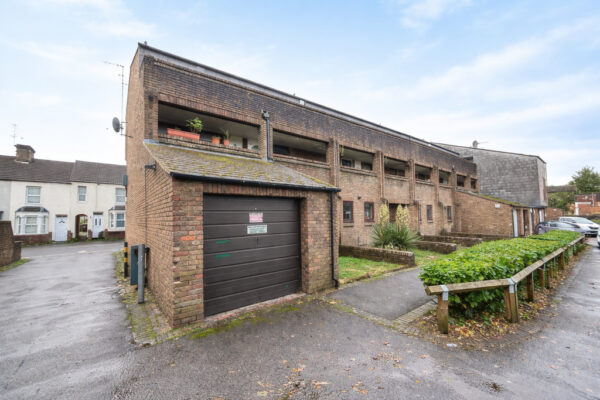 1 Bedroom Flat For Sale - HP11