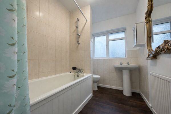 3 Bedroom Flat To Let - HP11