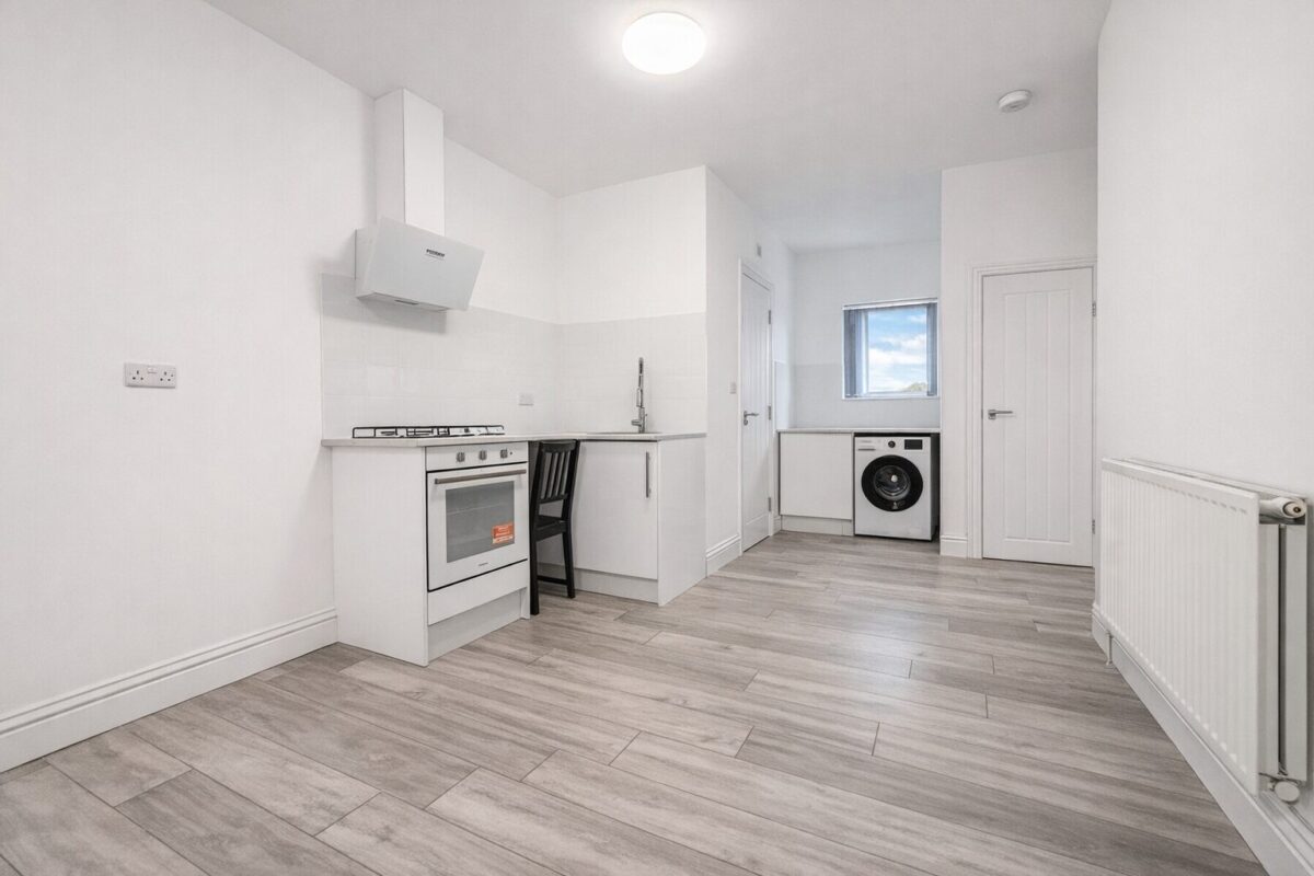 1 Bedroom Flat To Let - HP11 (Bills Included)