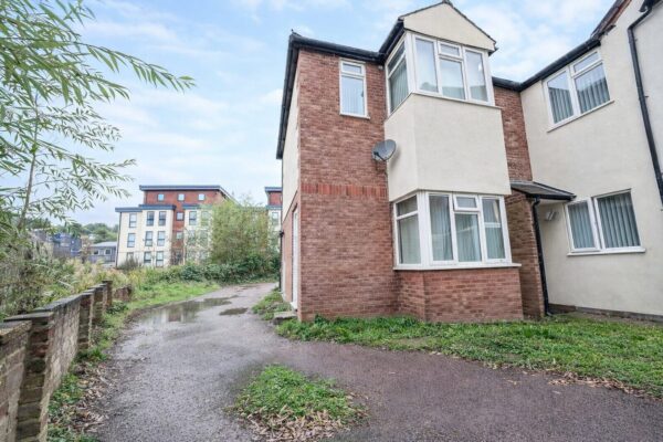 2 Bedroom Flat To Let - HP12
