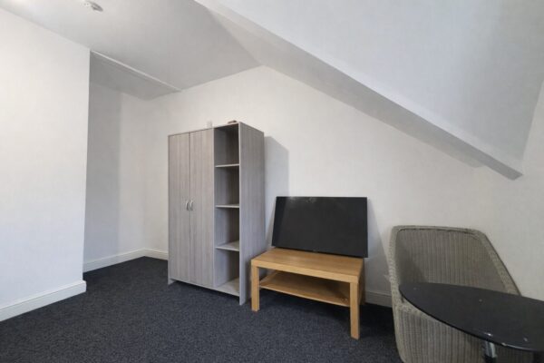 Furnished Double Room To Let - HP11