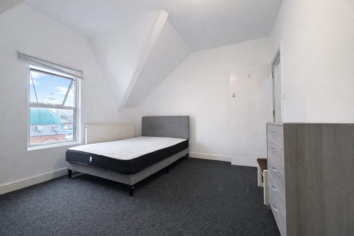 Furnished Double Room To Let - HP11