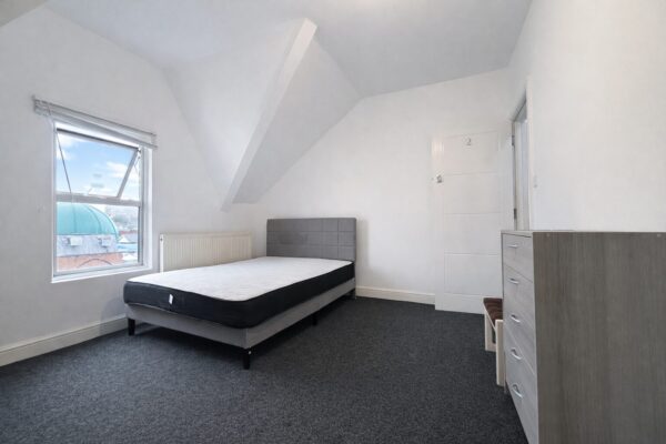 Furnished Double Room To Let - HP11