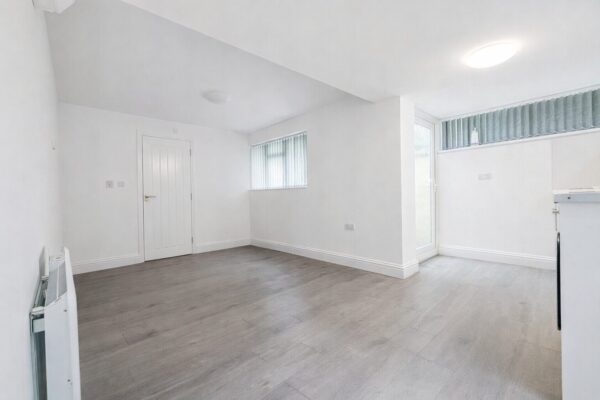 Studio Annex To Let - HP11 (Bills Included)