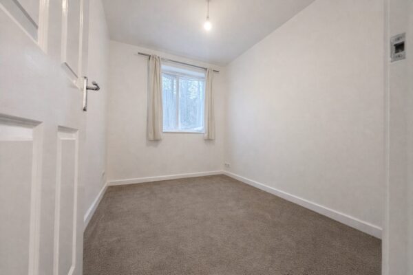 2 Bedroom Flat To Let - HP12