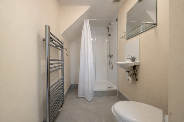Modern 4 Bedroom Flat To Let - HP11