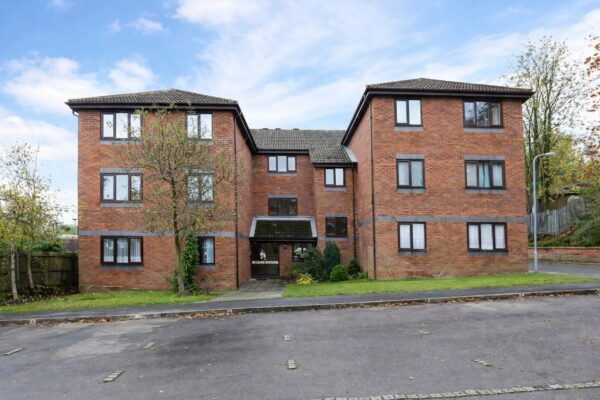 1 Bedroom Flat To Let - HP11