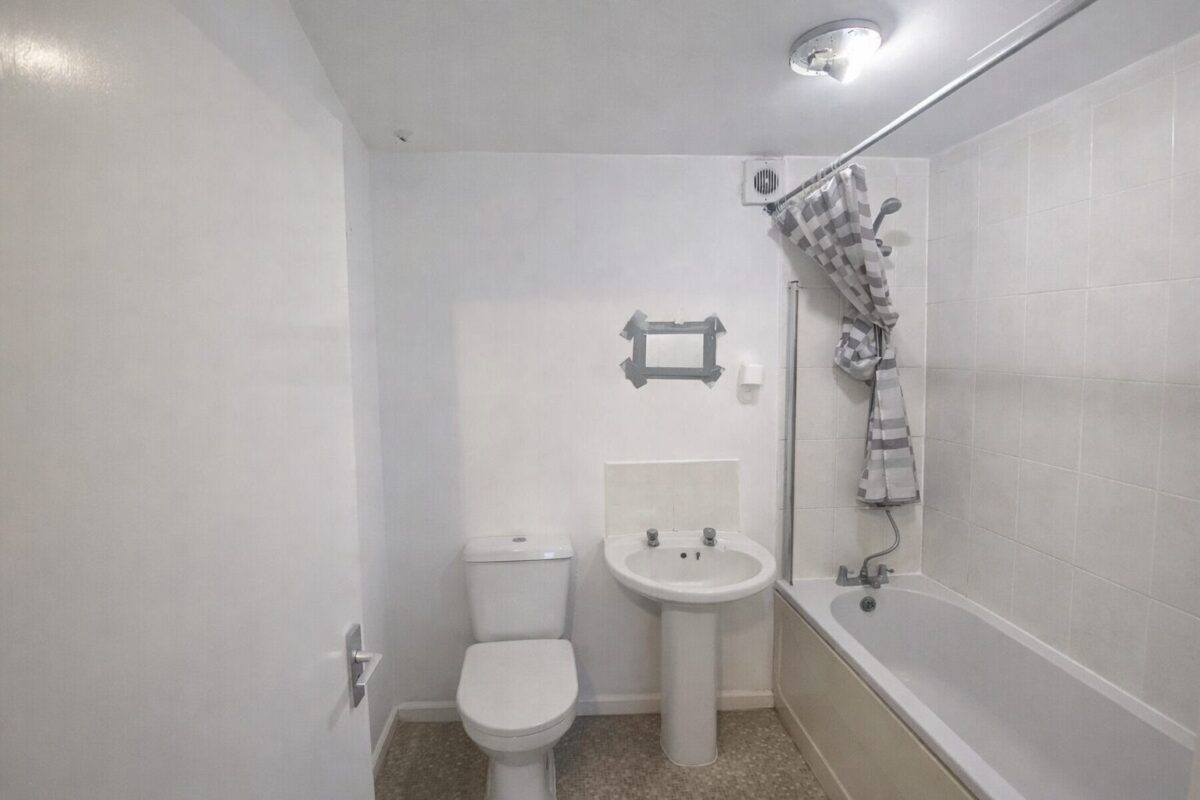 1 Bedroom Flat To Let - HP11